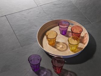 Un plateau en bois sur le carrelage Grey Slate