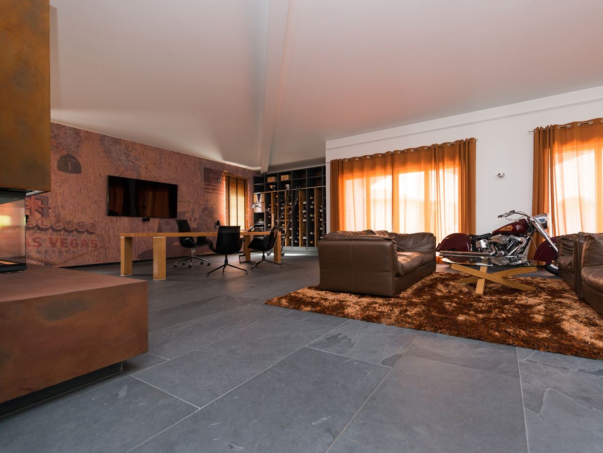 Un format XXL pour encore plus de modernité ! Ardoise Mustang dans le salon