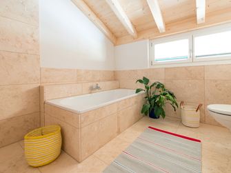 Une salle de bain en travertin: le sol, les murs, la baignoire