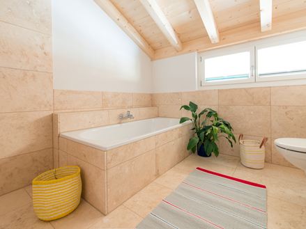 Une salle de bain en travertin: le sol, les murs, la baignoire