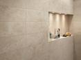 Douche carrelée en grès cérame d'aspect travertin Ivory Supreme