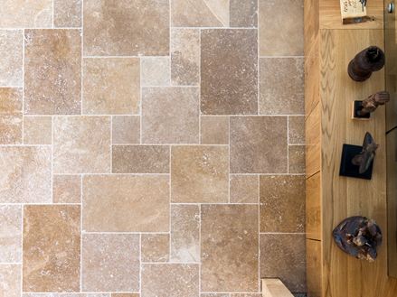 Travertin brun en opus romain par le haut avec un buffet en bois