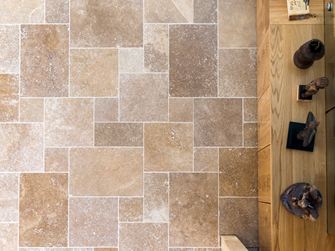 Travertin brun en opus romain par le haut avec un buffet en bois