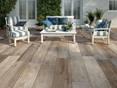 Terrasse maritime avec fauteuils et table d'appoint, comme revêtement de sol Dalles en grès cérame clair, aspect bois clair