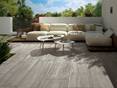 Une terrasse de style scandinave avec Nordic Maple. Terrasse moderne avec jardin attenant et plaques de terrasse en effet bois