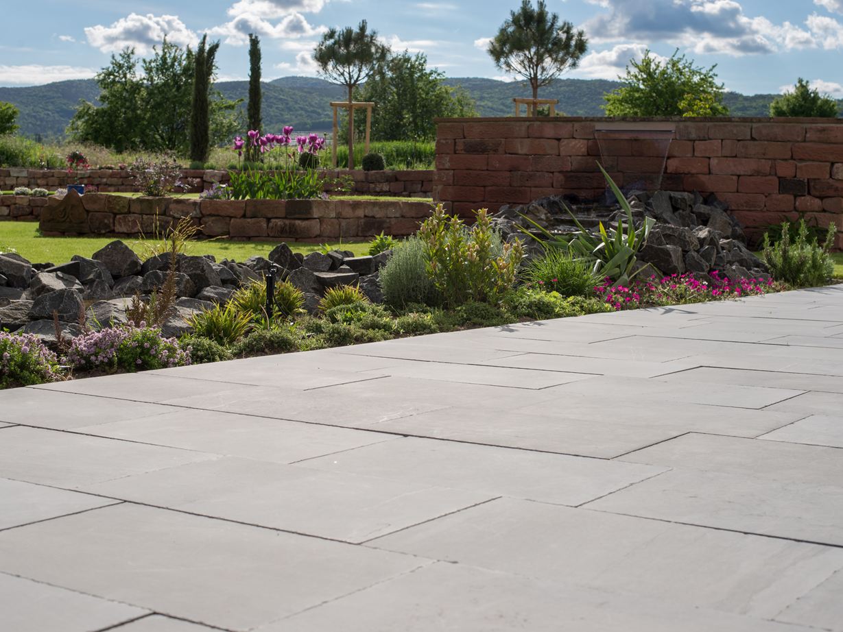 Pierre Blaustein Azur avec jardin paysager et montagnes