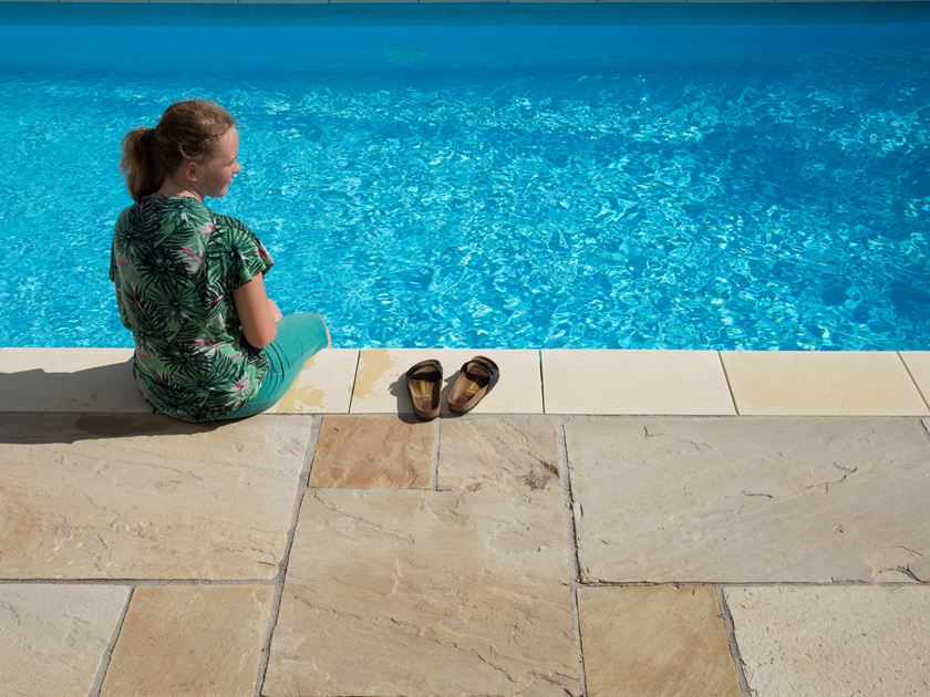 grès Yellow Mint avec piscine et fille assise