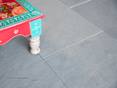 Terrasse en ardoise avec table basse de couleur
