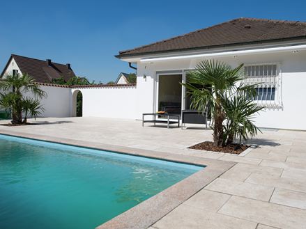 travertin Medium Line avec piscine, maison et palmes