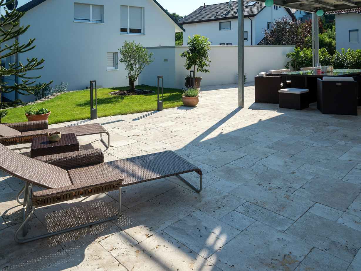 Terrasse Medium en travertin tambouriné