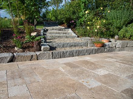 Dalle Noce en travertin associé avec un escalier en pierre