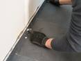 Un carreleur utilise des croisillons de joint pour les plinthes