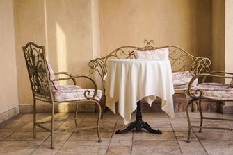 Canapé et chaises de style français