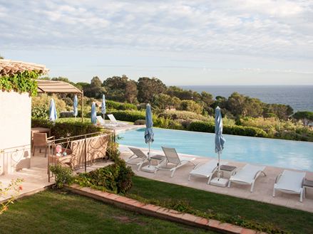 transat au bord de la pisicne arrière plan la mer