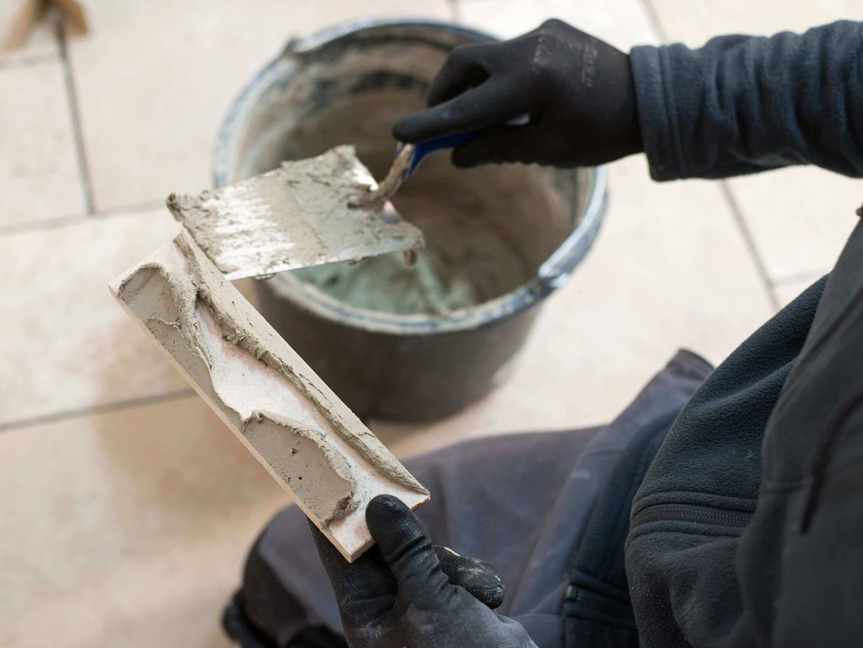 Un carrelage remplit les carreaux de travertin