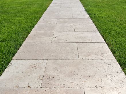 Trottoir avec dalles en pierre naturelle