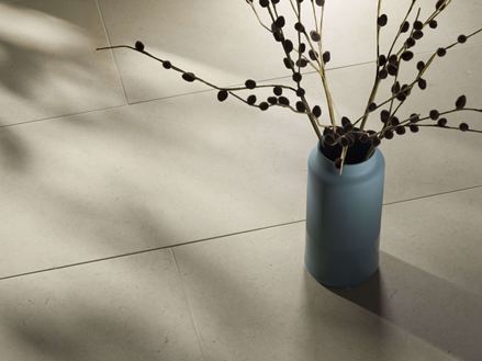 Kalkstein-Fliesen Cleopatra Classic mit Vase und Zweigen