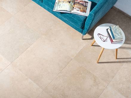 Salon avec carrelage en effet calcaire Italian Beige