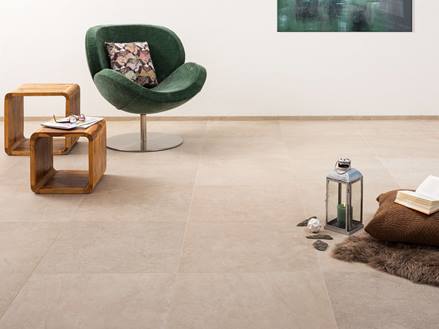 Fauteuil sur carreaux en aspect calcaire