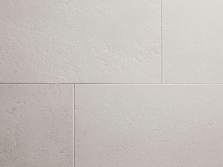 Carrelage en pierre calcaire Miros, finition brossée, vue de face