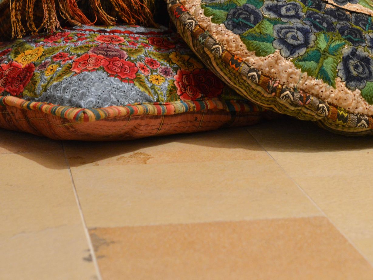 Sol en pierre calcaire Solnhofen avec coussins d'assise colorés