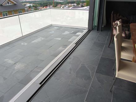 Kundenfoto: Schiefer-Fliesen Mustang, nahtlos verlegt im Wohnzimmer und auf dem Balkon