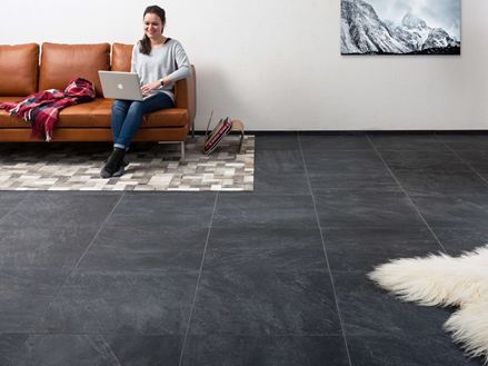 Salle de séjour avec carrelage en effet ardoise