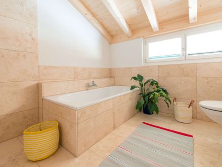 Carrelages en travertin dans la salle de bain