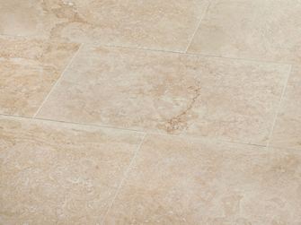 Les carrelages en travertin Classic Light beige en gros plan