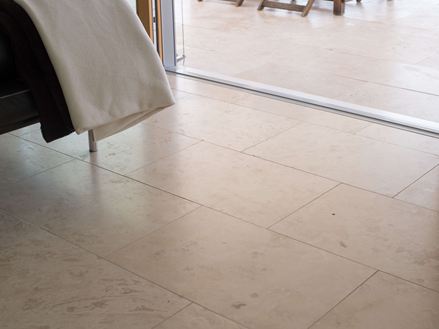 Transition vers la terrasse avec des carrelages en travertin