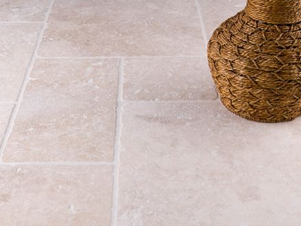 Carreaux Travertin Light, tambouriné avec vase en rotin