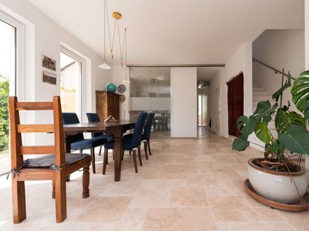 Salle à manger avec carrelages en travertin Medium