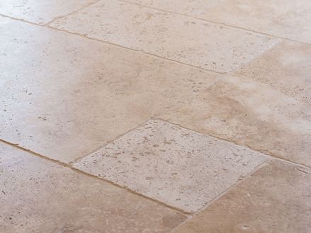 Travertin Medium, Natursteinboden im Römischen Verband