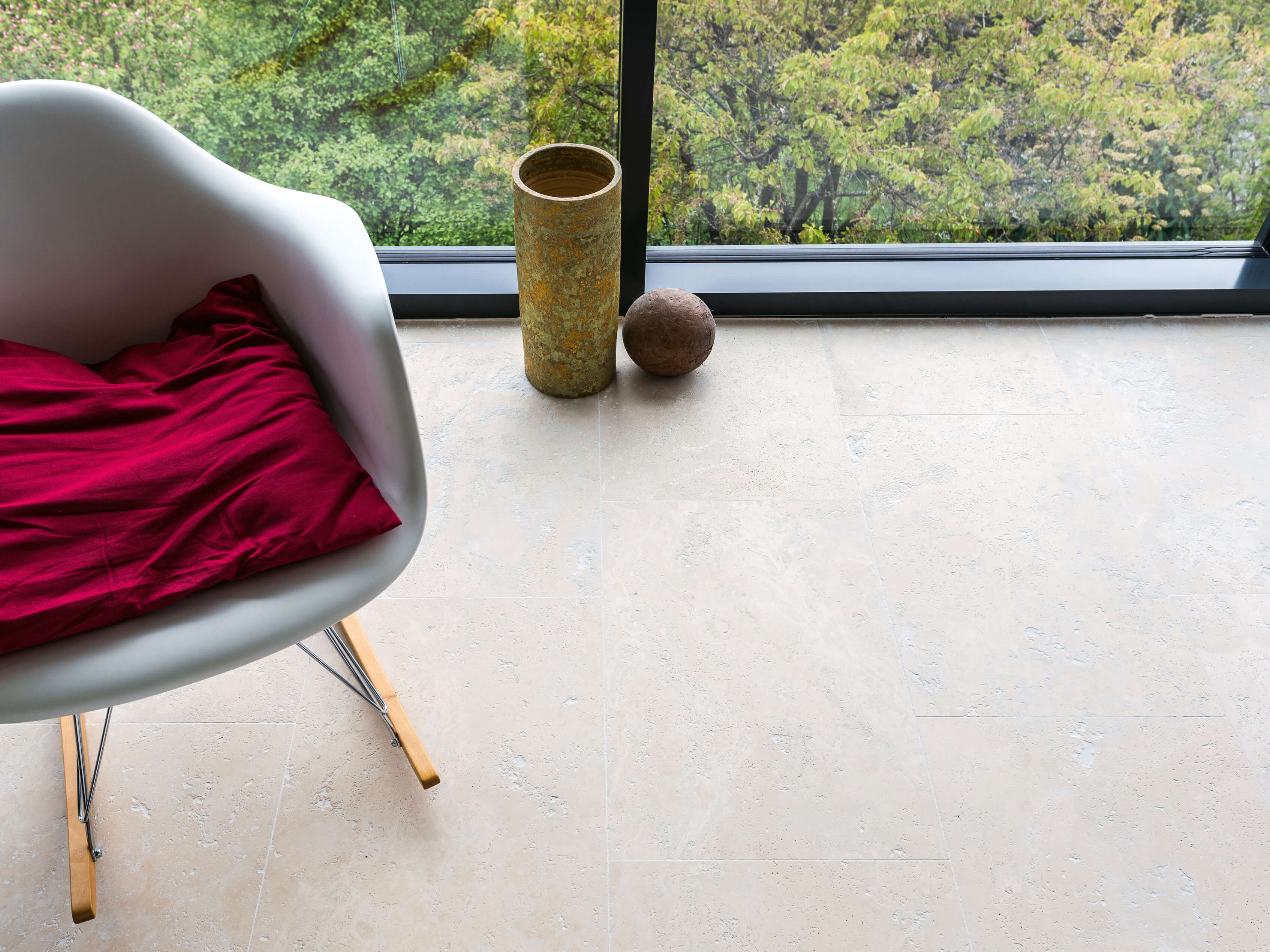 Chaise à bascule sur en sol en travertin Medium Line