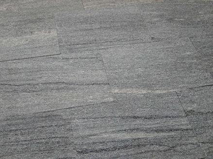 Dalles de granit Urban Grey Line en gris avec des grains foncés