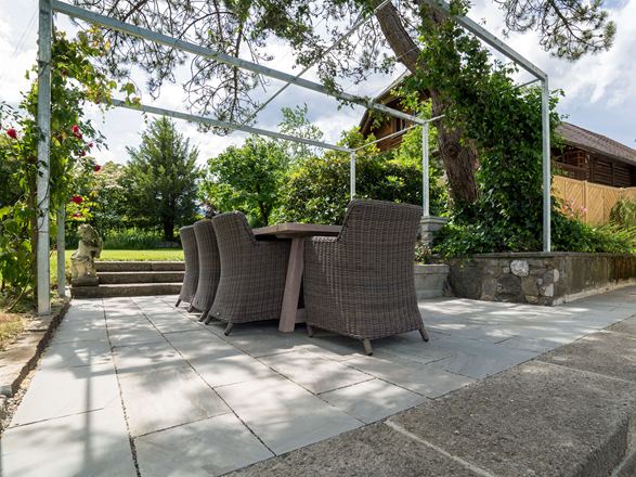 Terrasse avec dalles de grès gris