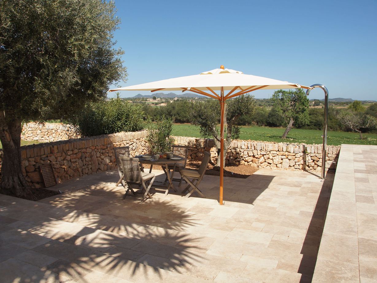 Mediterrane Terrasse mit Travertin Medium