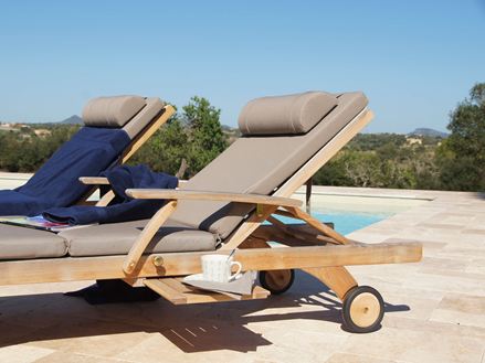 Pool-Liegen auf Travertin Medium-Terrasse