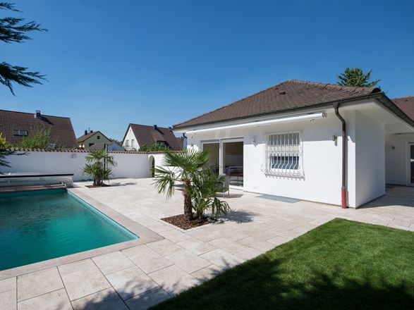 Wohnhaus und Terrasse mit Travertin Medium Line-Platten