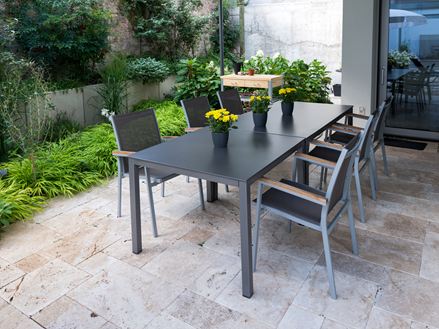 Gemütliche Essecke auf schönem Travertinboden