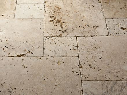 Pose de panneaux de travertin dans l'opus romain