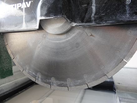 Säge mit einer Diamantscheibe