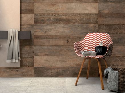 Le grès cérame Mirage Noon Honey dans la salle de bains