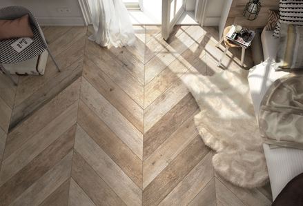 Salle de séjour avec carrelage en effet bois par le haut