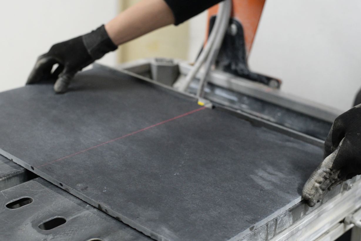 La pierre naturelle peut être coupée avec précision à l'aide d'un laser ou d'une échelle de mesure