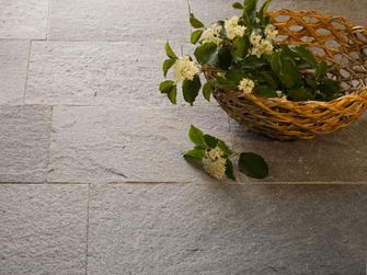 Quarzit Terrassen-Platten mit Dekokorb und Pflanzen