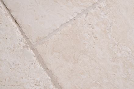 Travertin mit gemeißelten Kanten