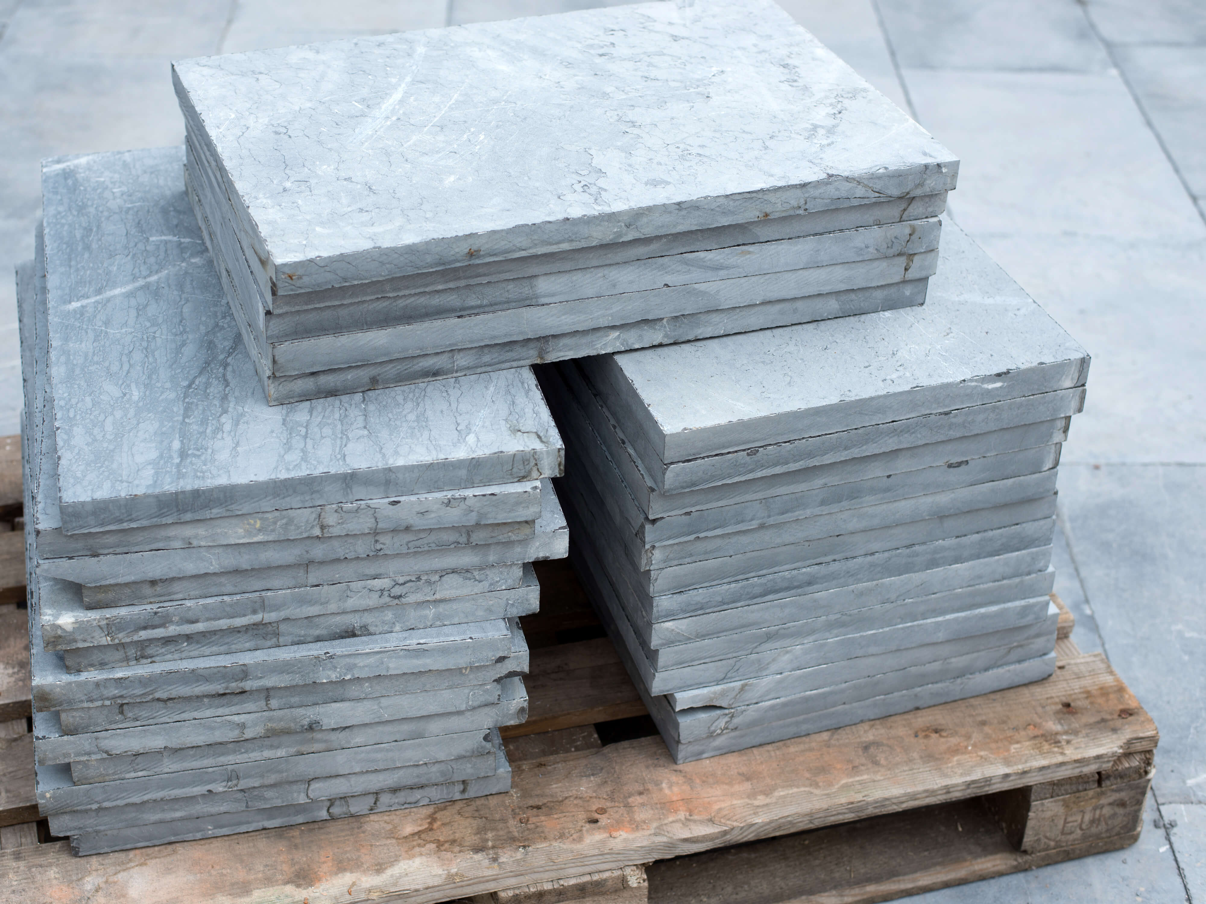 Plusieurs dalles de pierre bleue sur une palette