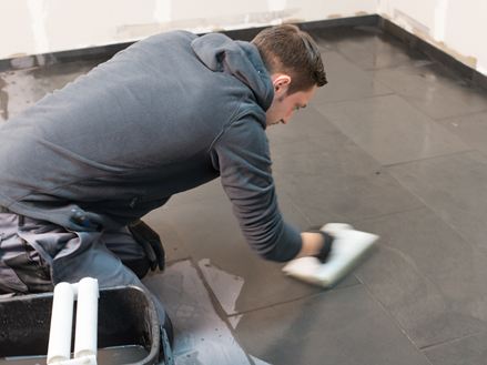 Le carreleur nettoie le sol