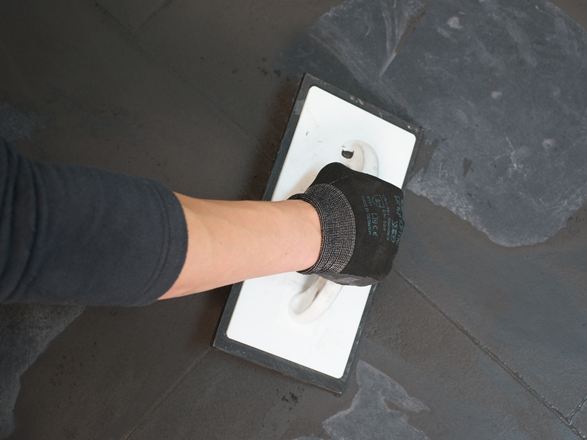 Les joints des carreaux sombres sont remplis